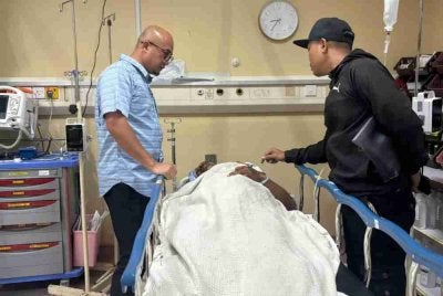 Exco Komunikasi dan Multimedia, Belia, Sukan dan Badan-Badan Bukan Kerajaan Negeri Pahang, Datuk Fadzli Mohamad Kamal melawat mangsa yang kini dirawat di Hospital Raub.Foto Facebook Fadzli Kamal 