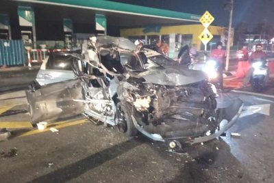 Nahas membabitkan sebuah kereta dan lori di Kilometer 32, Jalan Johor Bahru-Air Hitam, Kulai, pagi Jumaat.