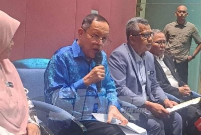 Abd Halim (tengah) pada sidang akhbar pada Jumaat. 