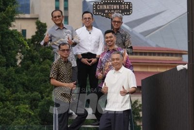 Steven (tengah) bergambar bersama Khairul Dzaimee (belakang, kiri), Ahmad Fuaad (belakang, kanan) serta Saiful Nizam (dua dari kanan) pada sesi lawatan rasmi ke Chinatown 1974, Jalan Petaling pada Khamis. Foto: Rosli Talib 