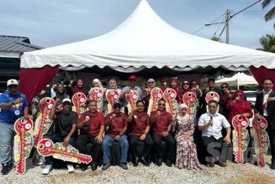 Kesemua 15 Freedom SSPC yang menerima replika kunci rumah banglo masing-masing. FOTO: SINAR HARIAN / ADILA SHARINNI WAHID