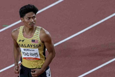 Azeem menampilkan larian bertenaga untuk menamatkan saingan separuh akhir di tempat kedua dalam saringan kedua di Nagoya City Mizuho Park Athletic Stadium. Foto: Bernama