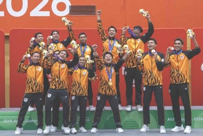 Skuad sepak takraw negara bergambar bersama pingat emas yang dimenangi selepas berjaya menewaskan Thailand 2-0 dalam acara final regu Sepak Takraw berpasukan pada Sukan Asia Aichi-Nagoya 2026 di Paloma Mizuho Arena, Jumaat. Foto Bernama