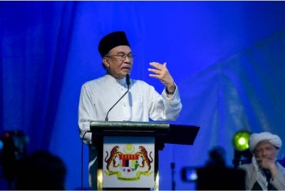 Anwar menyampaikan ucaptama pada Majlis Maulid Akhbar Pendang di Pondok Mujamma' Ibn Sunni Al-Talaqqi (Mushtaq). Foto Bernama