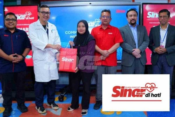 Nor Salmiah (tiga dari kiri) menerima sumbangan Sinar Di Hati: Sinar Untuk Jantung Si Kecil di IJN pada Selasa. Foto: MOHD HALIM ABDUL WAHID