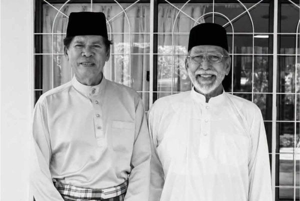 Ramli (kiri) berkongsi gambar bersama Allahyarham Idrus di Facebook.