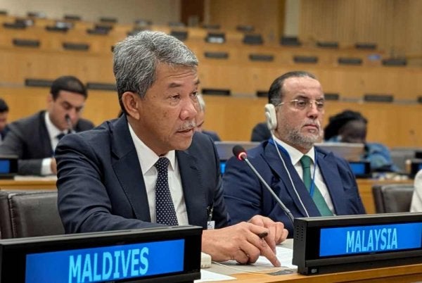 Mohamad (kiri) menyampaikan intervensi Malaysia pada Mesyuarat Penyelarasan Tahunan Menteri-Menteri Luar OIC di Bilik Persidangan 3, Ibu Pejabat PBB pada Jumaat. Foto: Bernama 