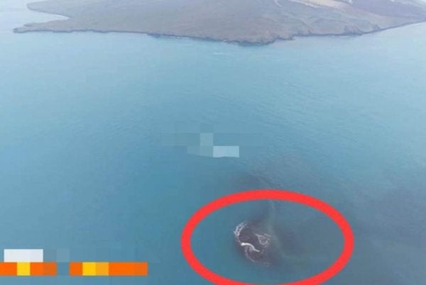 Dua bentuk daratan kecil menyerupai pulau dikesan di barat laut dan tenggara gunung berapi Anak Krakatau di Selat Sunda antara Jawa dan Sumatera, susulan letusan berterusan awal bulan ini. Foto: DetikNews