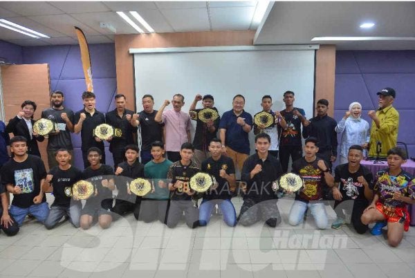 Rosli Yaacob (tujuh dari kiri) bersama petinju yang menyertai Kejohanan Kuda Merah International Muaythai Challenge 2026 ‘Super Championship’. Foto: SINAR HARIAN/ ASRIL ASWANDI SHUKOR