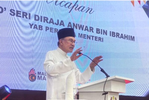 Anwar ketika berucap merasmikan Majlis Perasmian Skim Usahawan Bangkit Negeri Kedah di Dewan Kompleks Persekutuan Muadzam Shah, Pusat Pentadbiran Kerajaan Persekutuan di Alor Setar pada Jumaat. 