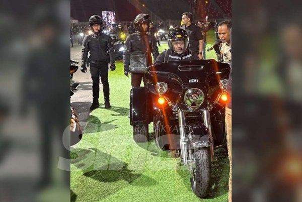 Tengku Muhammad Fakhry (kanan) mengetuai konvoi motosikal tiba di stadium di Kota Bharu. Foto SINAR HARIAN / ADILA SHARINNI WAHID