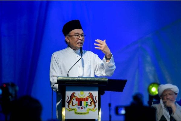 Anwar menyampaikan ucaptama pada Majlis Maulid Akhbar Pendang di Pondok Mujamma' Ibn Sunni Al-Talaqqi (Mushtaq). Foto Bernama