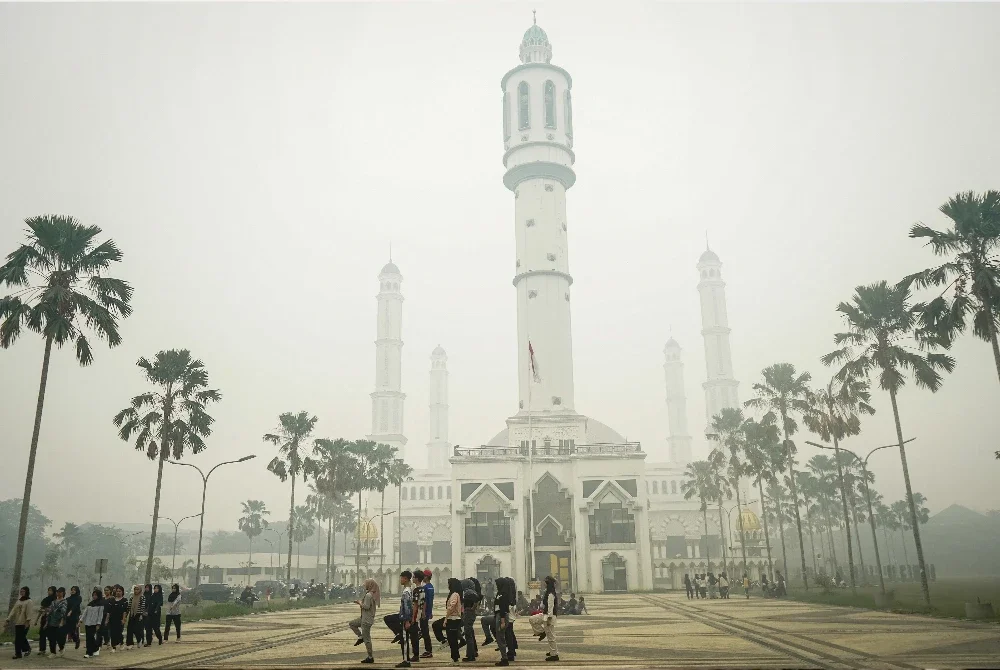Pelajar menjalani latihan kawad ketika jerebu akibat kebakaran hutan dan tanah di perkarangan Masjid Raya Mujahidin, Pontianak, Kalimantan Barat. Foto: AFP, Agensi