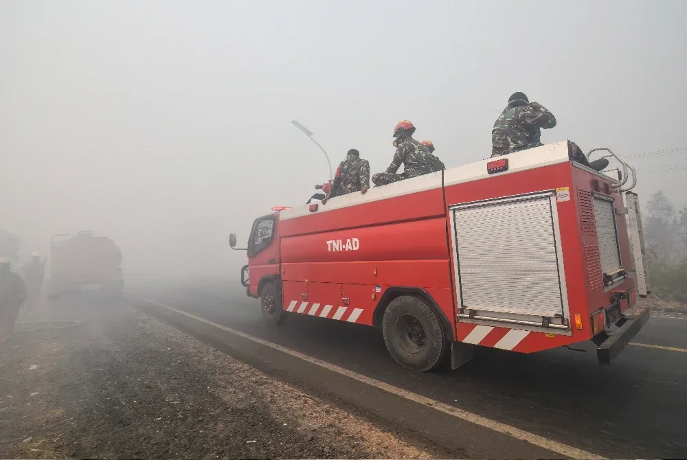 Jerebu beracun menyelubungi sebahagian kawasan Indonesia, Malaysia dan Singapura sejak beberapa minggu lalu susulan kebakaran yang memusnahkan kawasan luas di Borneo dan Sumatera. Foto: AFP, Agensi