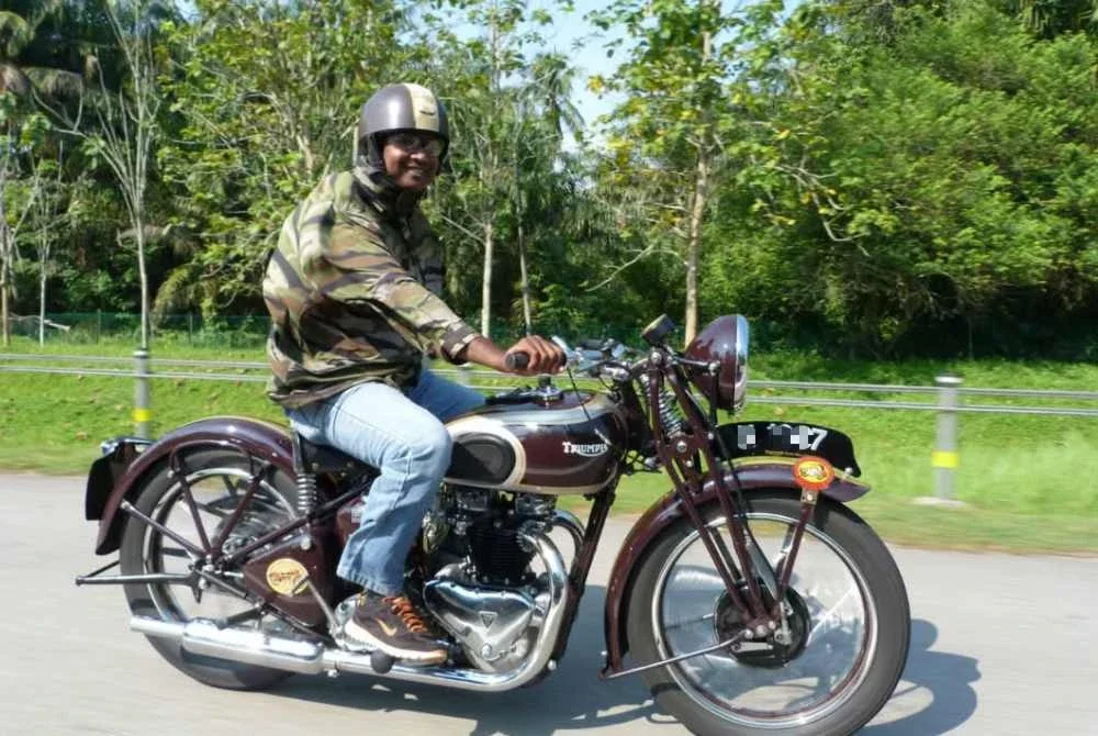 Abbas menunggang Triumph speed twin 5T keluaran 1939, salah satu motosikal klasik kesayangannya.