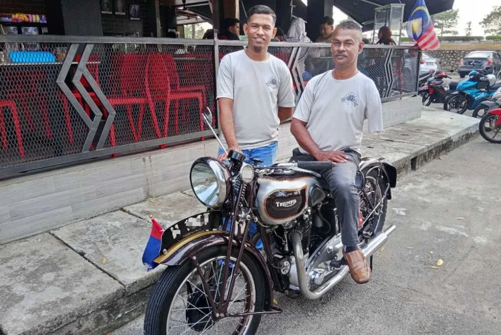 Abbas bersama anaknya, Mohd Hamizan (kiri) yang turut berkongsi minat terhadap motosikal klasik.