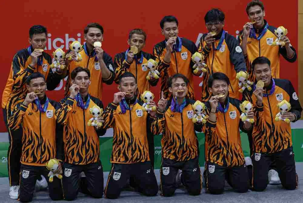 Skuad sepak takraw negara bergambar bersama pingat emas selepas menewaskan Thailand 2-0 pada final acara regu berpasukan Sukan Asia Aichi-Nagoya 2026 di Paloma Mizuho Arena. Foto Bernama
