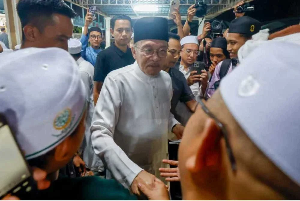 Anwar bersalam bersama orang ramai pada Majlis Maulid Akhbar Pendang di Pondok Mujamma' Ibn Sunni Al-Talaqqi (Mushtaq). Foto Bernama