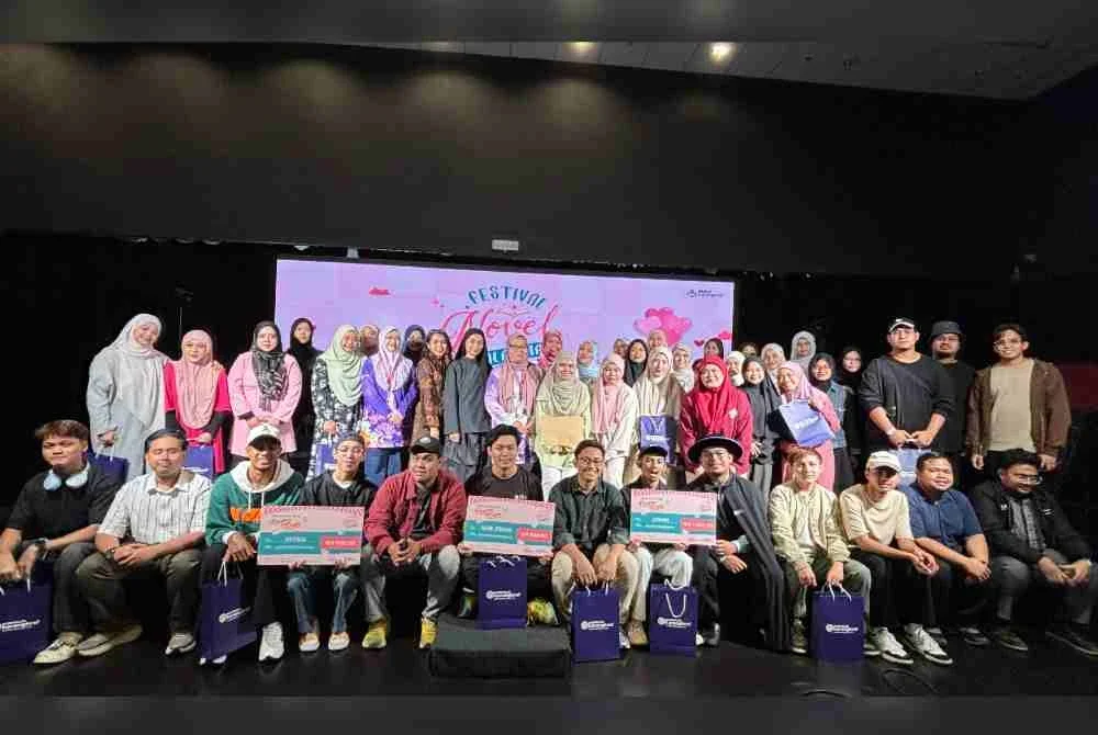 Para peserta yang terlibat bergambar bersama Pengerusi Karangkraf, Firdaus Hussamuddin (berdiri, lapan dari kiri).