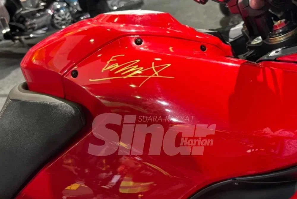 Tandatangan Tengku Muhammad Fakhry pada motosikal dimenangi Firdaus Syafiq.