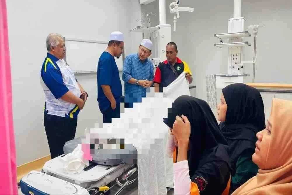 Ahli Parlimen Kuala Pilah, Datuk Adnan Abu Hassan bergegas ke Hospital Tuanku Ampuan Najihah (HTAN) untuk menziarahi Allahyarham Mohamad Idlan Fareesq Shahril.