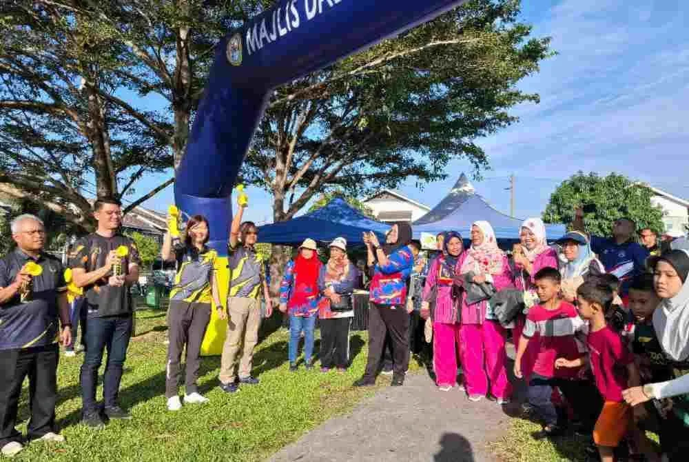 Sandrea (tiga dari kiri) melepaskan peserta larian kutip sempena Program Cuci Malaysia Peringkat Negeri Perak di Taman Permainan Bandar Pulai Jaya, Simpang Pulai pada Sabtu.