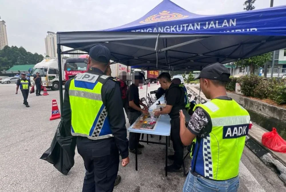 Operasi bersepadu JPJ bersama AADK melaksanakan ujian saringan air kencing terhadap pemandu kenderaan di ibu negara. Foto: JPJ Kuala Lumpur