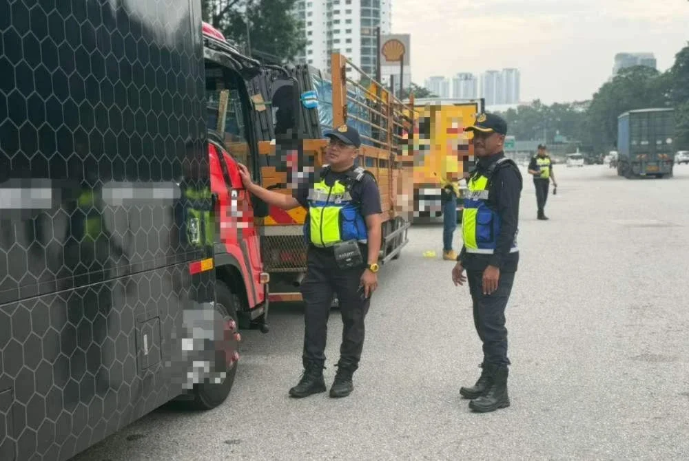JPJ melaksanakan Operasi Bersepadu bersama AADK di Plaza Tol Duta baru-baru ini. Foto: JPJ Kuala Lumpur