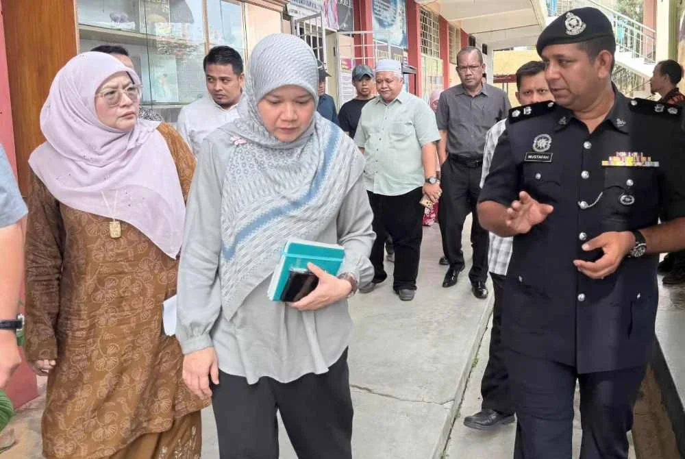 Fadhlina (dua dari kiri) memaklumkan siasatan berhubung kejadian itu sedang dijalankan PDRM.