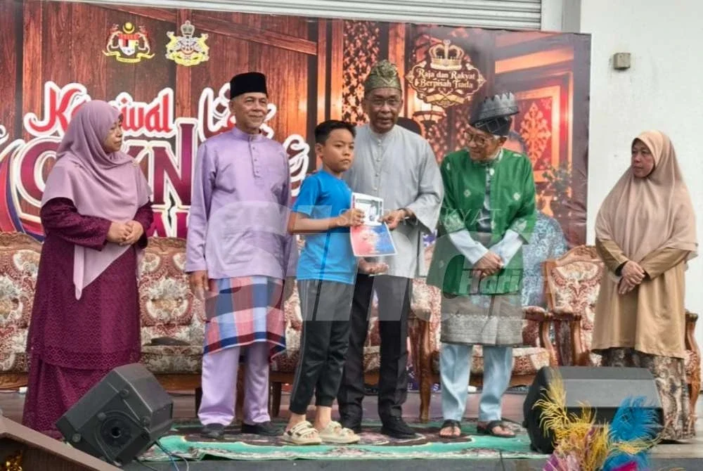 Takiyuddin (tiga dari kanan) menyampaikan hadiah kepada pemenang basikal berhias. Foto: ADILA SHARINNI WAHID