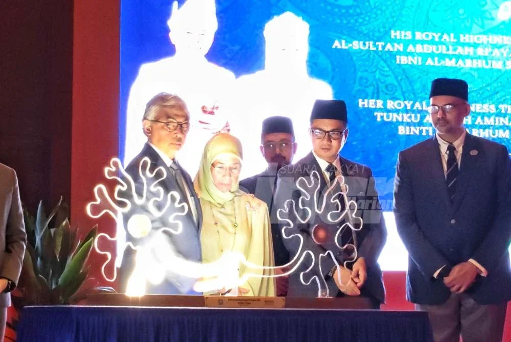 Al-Sultan Abdullah (kiri) dan Tunku Azizah berkenan Kongres Neurosurgeri Antarabangsa 2026 di sebuah hotel di Kuantan pada Sabtu.