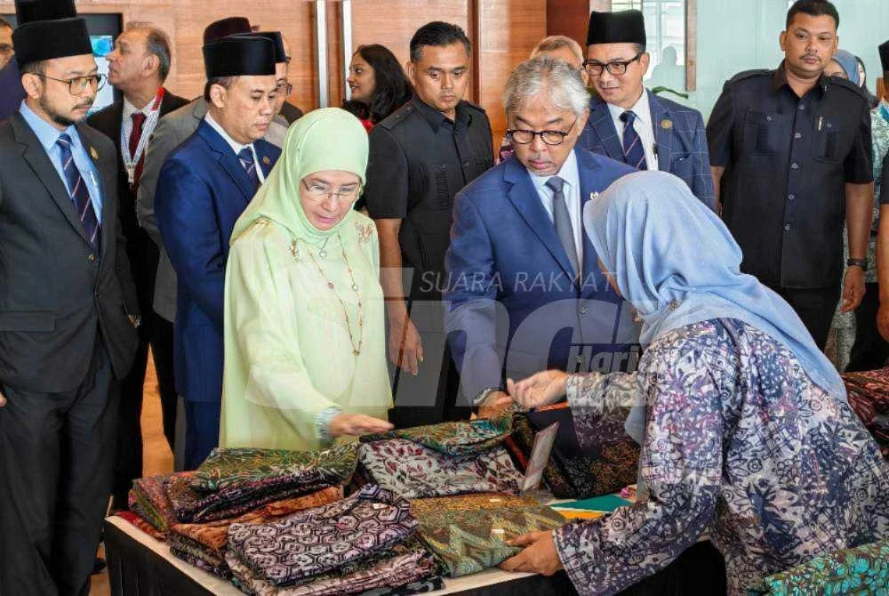 Al-Sultan Abdullah (depan, kanan) bersama Tunku Azizah berkenan meninjau pameran kain batik selepas merasmikan Kongres Neurosurgeri Antarabangsa 2026.