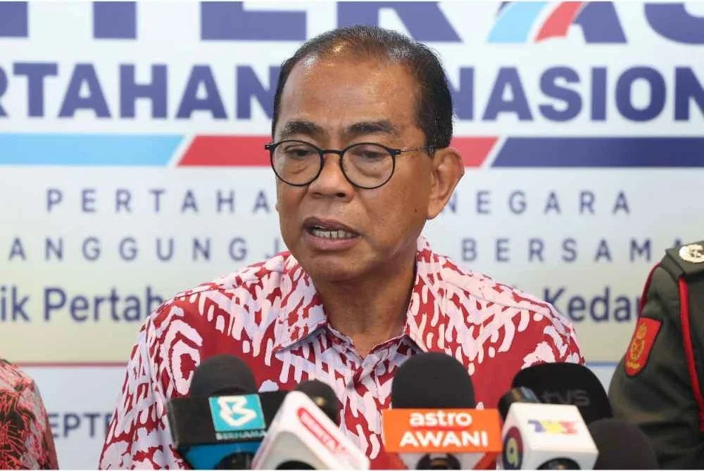 Mohamed Khaled mengadakan sidang media selepas Program Peluncuran Literasi Pertahanan Nasional bertempat di SICC pada Sabtu. - FOTO: Bernama