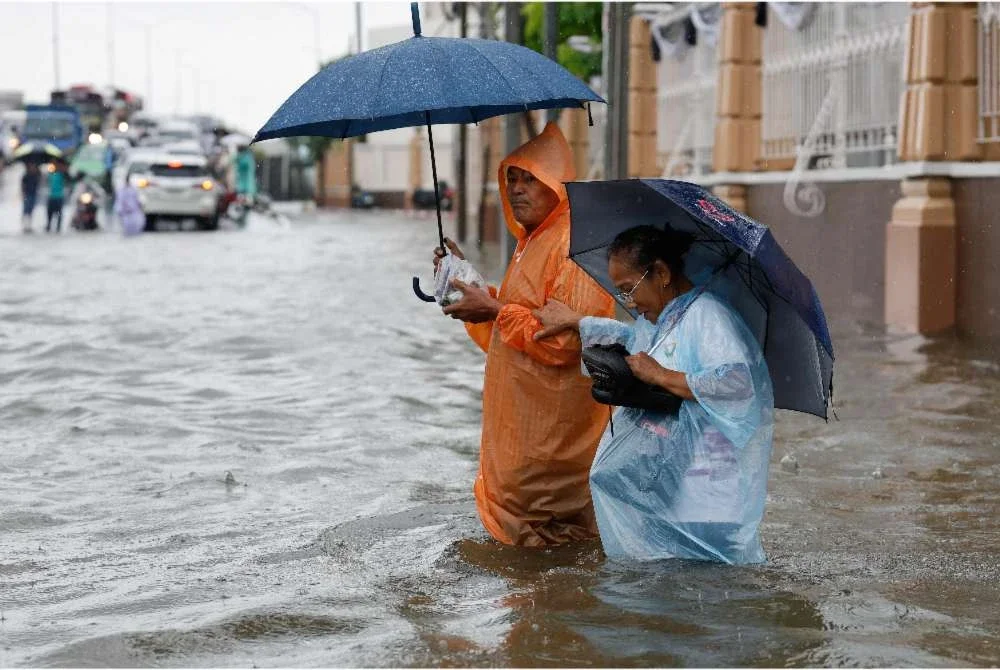 Orang ramai digesa supaya berada di rumah kecuali jika perlu melakukan perjalanan memandangkan beberapa jalan utama masih dinaiki air dengan teruk. Foto AFP