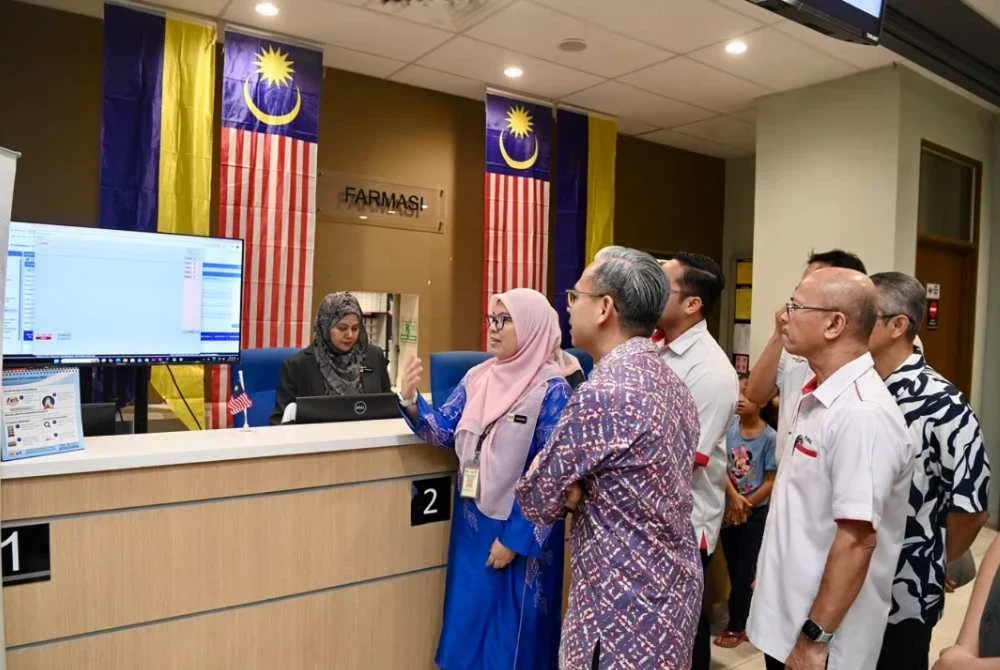 Fahmi (dua dari kiri) meninjau perkembangan inisiatif PERSADA di Klinik Kesihatan Padang Besar, Perlis pada Sabtu.