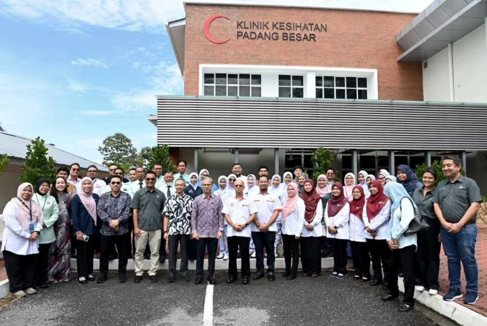 Fahmi (depan, lapan dari kiri) bergambar kenangan selepas lawatan ke Klinik Kesihatan Padang Besar, Perlis pada Sabtu.