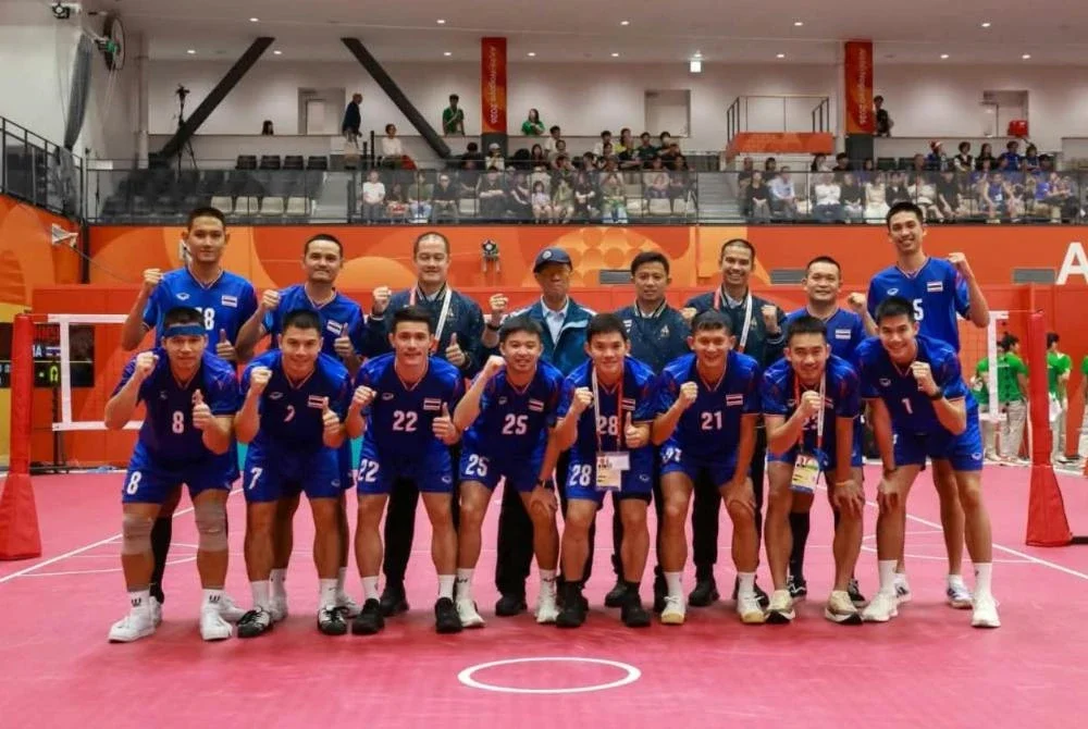 Kamol (belakang, empat dari kiri) memohon maaf kepada peminat susulan kegagalan Thailand menyumbang pingat emas buat skuad Gajah Perang. Foto: FB TAT