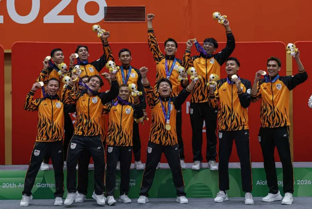 Para pemain meraikan kejayaan The Golden Tigers menjuarai acara regu berpasukan selepas menumpaskan Thailand 2-0 dalam aksi final Sukan Asia Aichi-Nagoya. Foto: Bernama