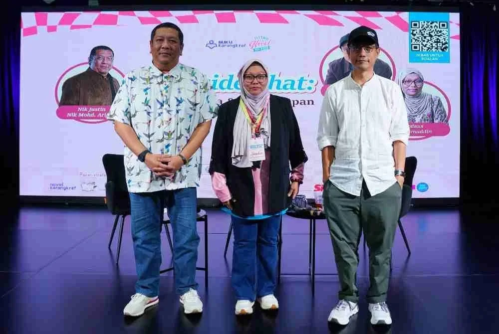 Datuk Ahmad Izham Omar (kanan) bergambar bersama Pengerusi Karangkraf, Firdaus Hussamuddin (tengah) ketika menjadi panel pada Konvensyen Penulisan Novel sempena Festival Novel Malaysia yang berlangsung di Kompleks Karangkraf bermula 23 hingga 27 September 2026.