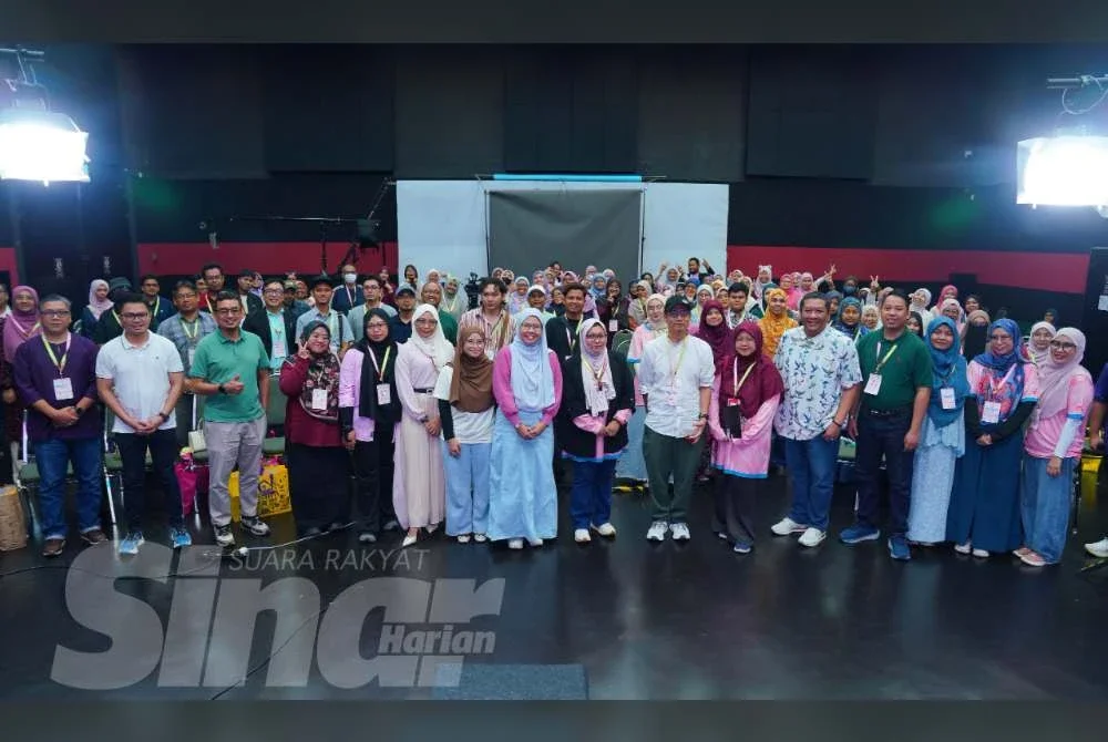 Firdaus (depan, lapan dari kanan) bersama peserta Konvensyen Penulisan Novel sempena Festival Novel Malaysia yang berlangsung di Kompleks Karangkraf bermula 23 hingga 27 September 2026.