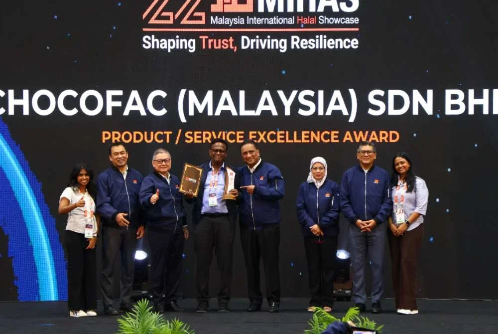 Reezal Merican (empat dari kanan) menyampaikan Anugerah Bintang Harapan Kecemerlangan Produk/Perkhidmatan kepada Chocofac (Malaysia) Sdn Bhd pada Anugerah MIHAS 2026.