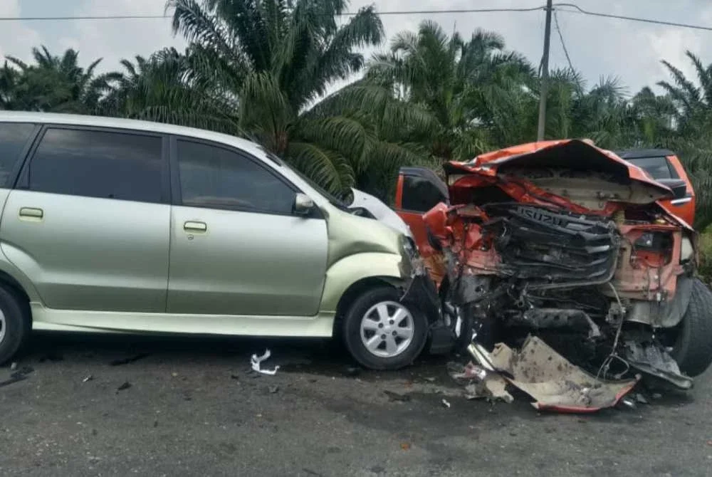 Keadaan kenderaan yang terlibat dalam kemalangan di Simpang 4 Kalumpang, Semporna.