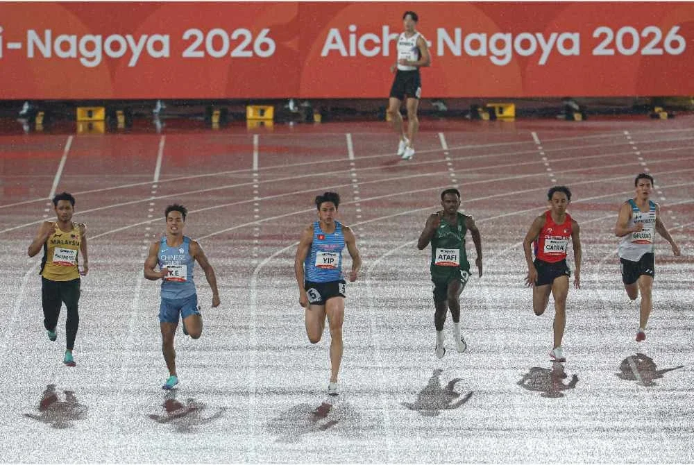 Danish (kiri) melakukan catatan 20.76s dalam saingan separuh akhir saringan pertama 200m untuk menempah slot final di Stadium Nagoya City Mizuho Park Athletic. Foto: Bernama.