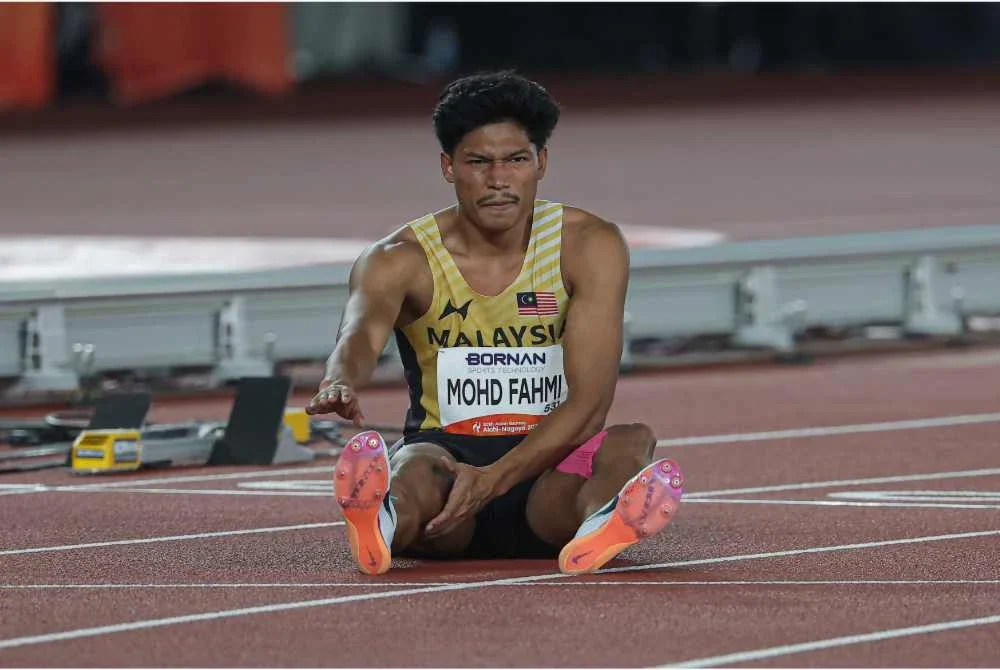 Azeem mengalami kecederaan ketika saingan akhir 100m pada Sukan Asia 2026 di Nagoya City Mizuho Park Athletic Stadium. Foto: Bernama.