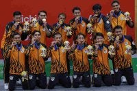 Skuad sepak takraw negara bergambar bersama pingat emas selepas menewaskan Thailand 2-0 pada final acara regu berpasukan Sukan Asia Aichi-Nagoya 2026 di Paloma Mizuho Arena. Foto Bernama