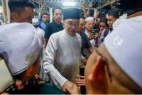Anwar bersalam bersama orang ramai pada Majlis Maulid Akhbar Pendang di Pondok Mujamma' Ibn Sunni Al-Talaqqi (Mushtaq). Foto Bernama