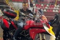 Firdaus Syafiq bergambar di atas motosikal berkuasa tinggi dimenanginya.
