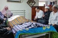 Steven ketika hadir memberikan penghormatan terakhir di kediaman Allahyarham Idrus