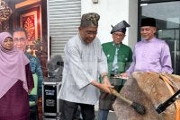Takiyuddin menyempurnakan simbolik perasmian Karnival Cakna Rakyat DUN Bunut Payung di Lembah Sireh pada Sabtu.