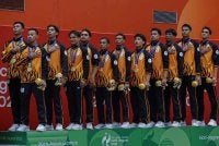 Skuad sepak takraw negara menyanyikan lagu Negaraku pada upacara penyampaian pingat emas selepas menewaskan Thailand dalam final acara regu berpasukan Sukan Asia Aichi-Nagoya 2026 di Paloma Mizuho Arena. Foto Bernama